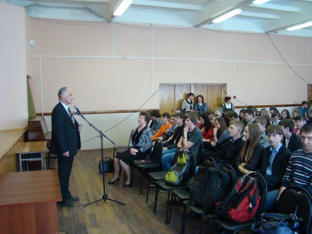 В.Н. Федоткин выступил перед учащимися 10-11 классов