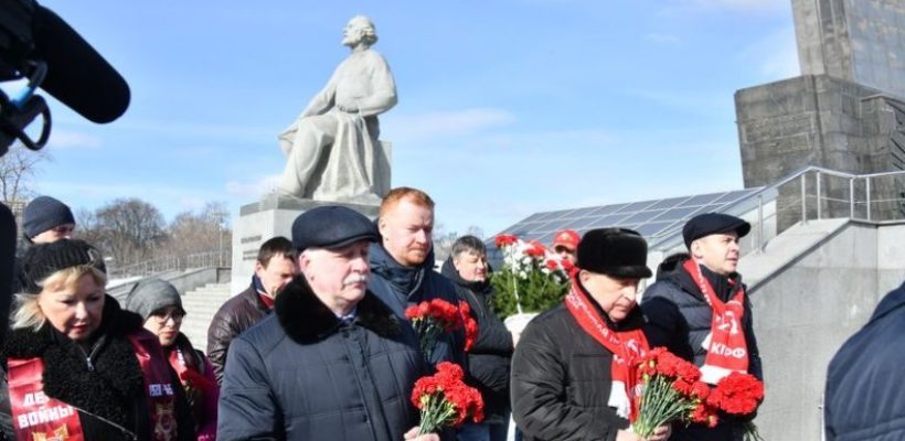Николай Харитонов возложил цветы к монументу «Аллея Космонавтов»