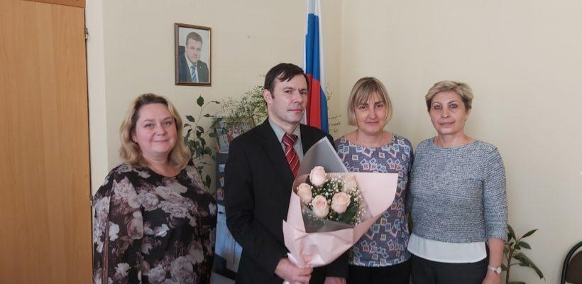 Депутаты-коммунисты поздравили коллективы школ
