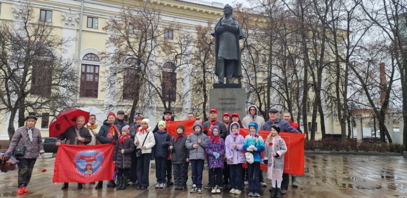 Слава покорителям космоса!