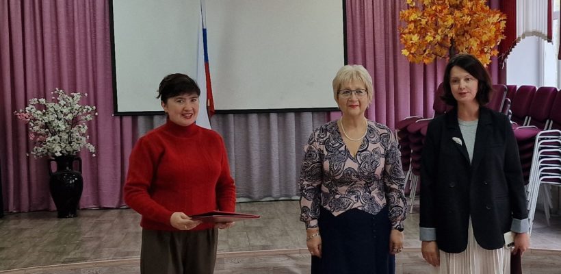 Депутаты-коммунисты поздравили педагогов с профессиональным праздником