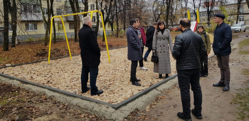 Депутаты-коммунисты помогают жителям сделать двор уютным для детей