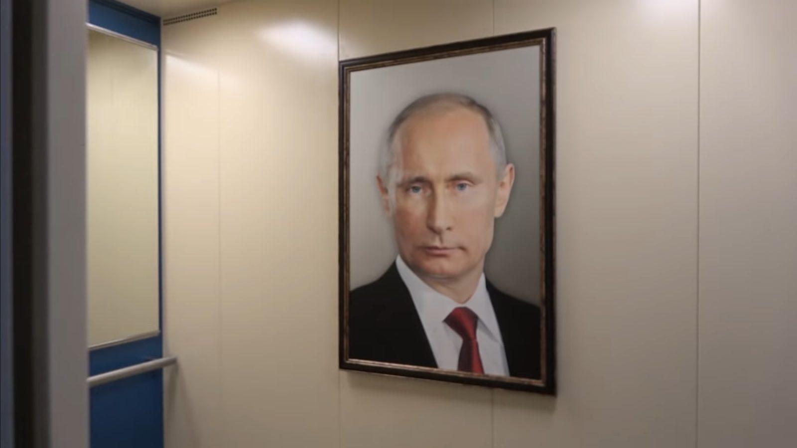 Портрет Путина в лифте