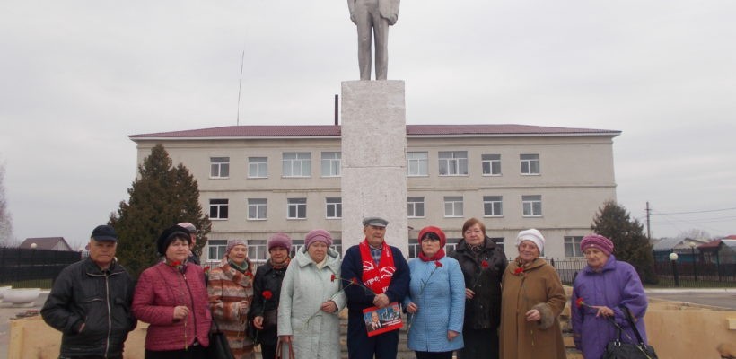Клепиковские коммунисты возложили цветы к памятнику В.И. Ленину