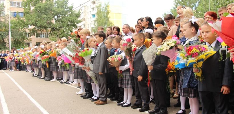 Депутаты-коммунисты посетили школы в День знаний