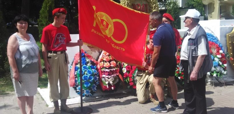 Клепиковские коммунисты возложили цветы к подножию памятника "Солдата освободителя"