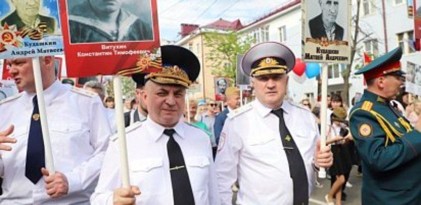 В Мордовии глава МВД, прокурор и епископ пронесли в «Бессмертном полку» фото одного ветерана