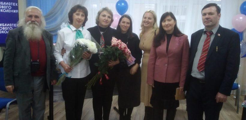 Депутаты-коммунисты поздравили коллектив библиотеки