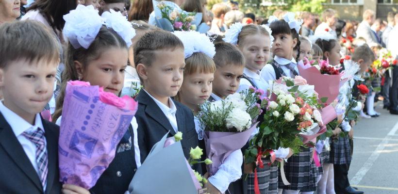 Депутаты-коммунисты пришли к школьникам с поздравлениями в первый день учебного года