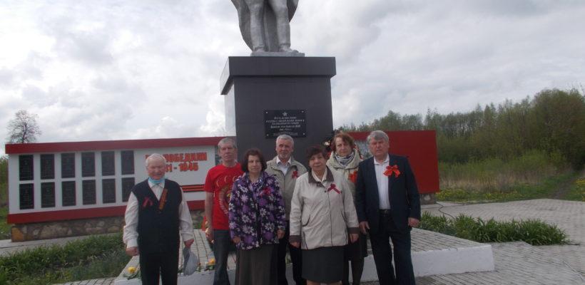 Коммунисты Милославского РК КПРФ возложили цветы к памятнику Победы в Великой Отечественной войне