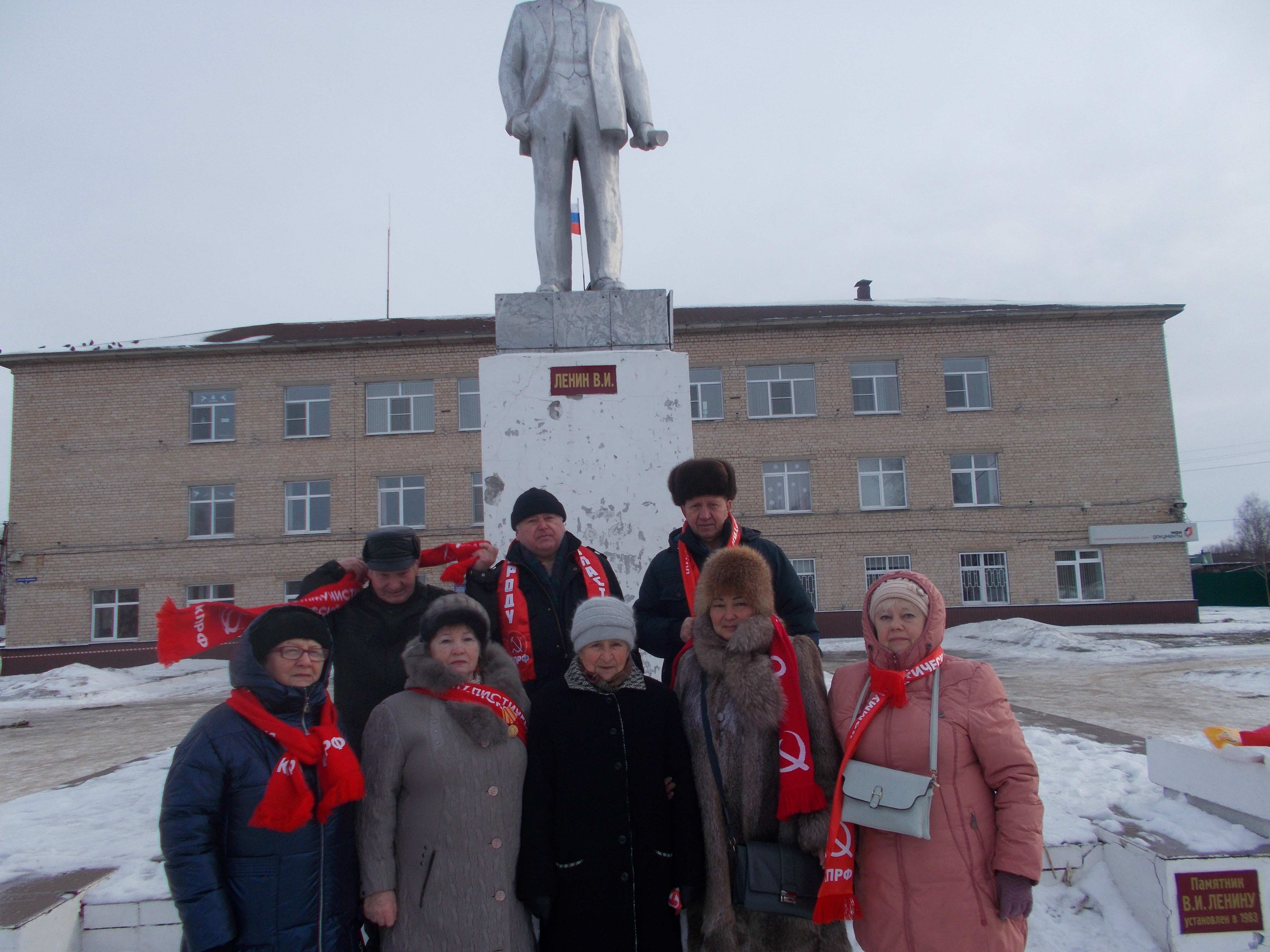 Коммунисты Милославского района возложили цветы  к памятнику  В.И. Ленина.