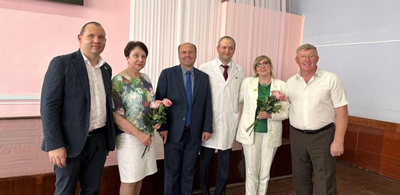Денис Сидоров поздравил сотрудников "Городской клинической больницы №11"