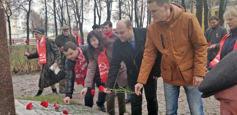 Коммунисты и комсомольцы Рязани возложили цветы к обелиску Героям гражданской войны