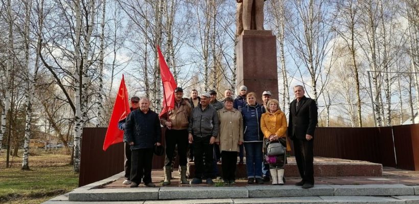 Чучковские коммунисты возложили цветы к памятнику Ленина