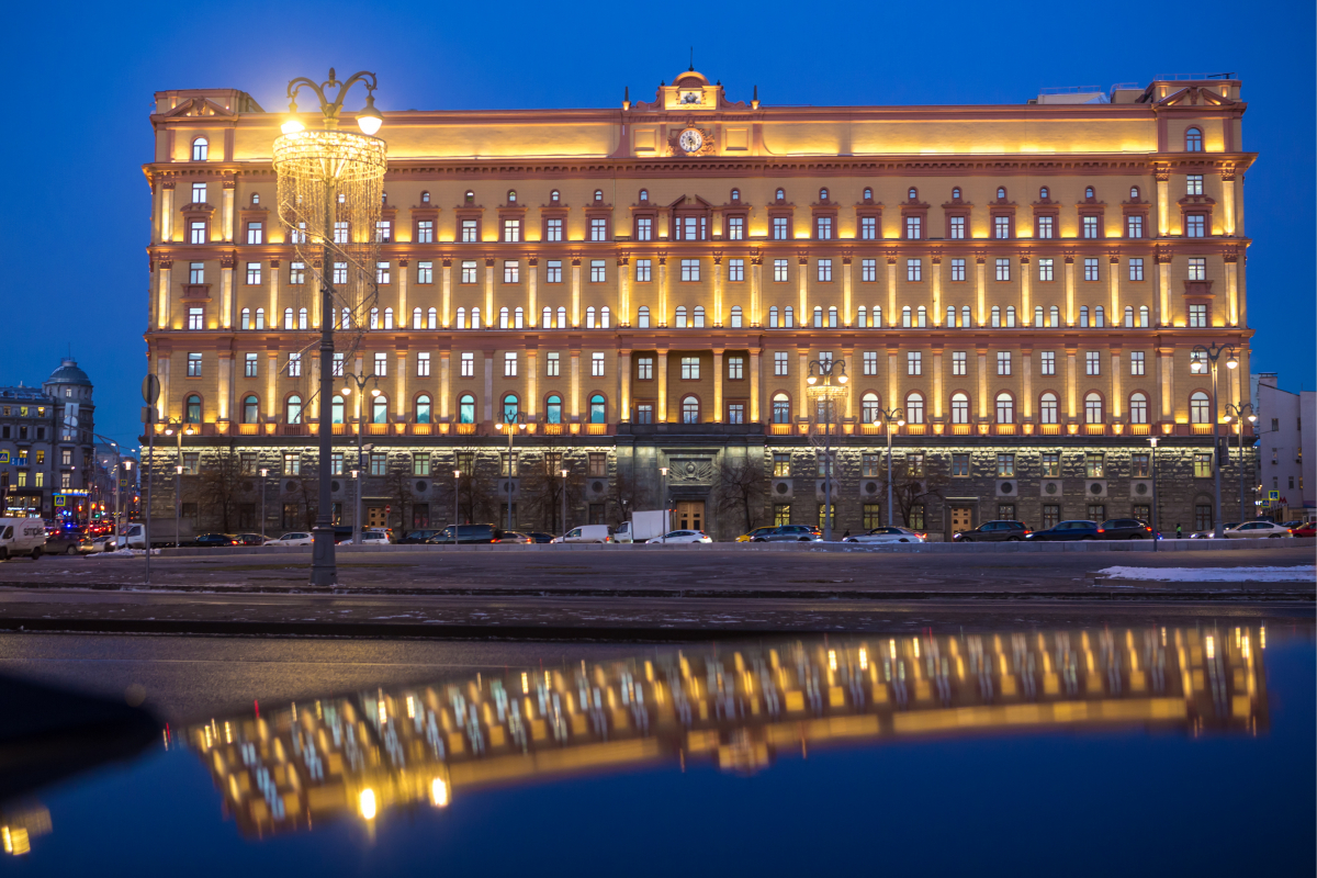 Трех офицеров элитного управления ФСБ обвинили в вымогательстве взяток на 15 млрд рублей