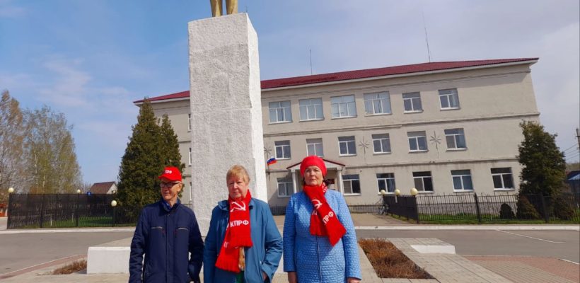 Клепиковские коммунисты возложили цветы в день рождения В.И. Ленина