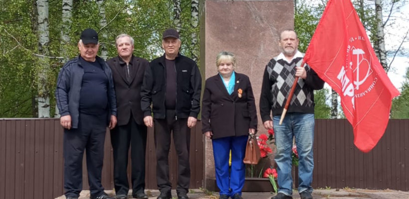 Чучковские коммунисты встретили Первомай возложением цветов к памятнику В.И. Ленину