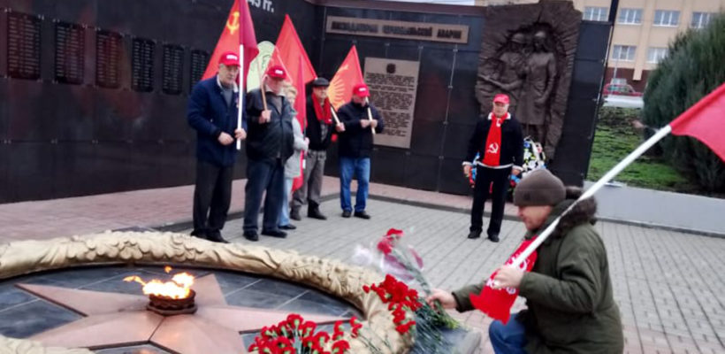 Коммунисты Михайловского района возложили цветы к обелиску погибшим