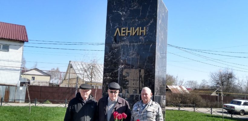 22 апреля коммунисты Сараевского района возложили цветы к монументу вождю мирового пролетариата