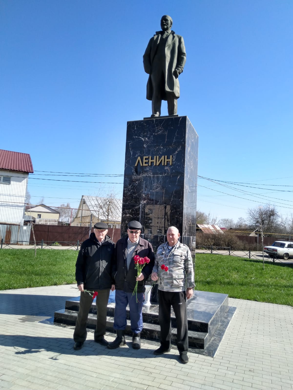 22 апреля коммунисты Сараевского района возложили цветы к монументу вождю мирового пролетариата