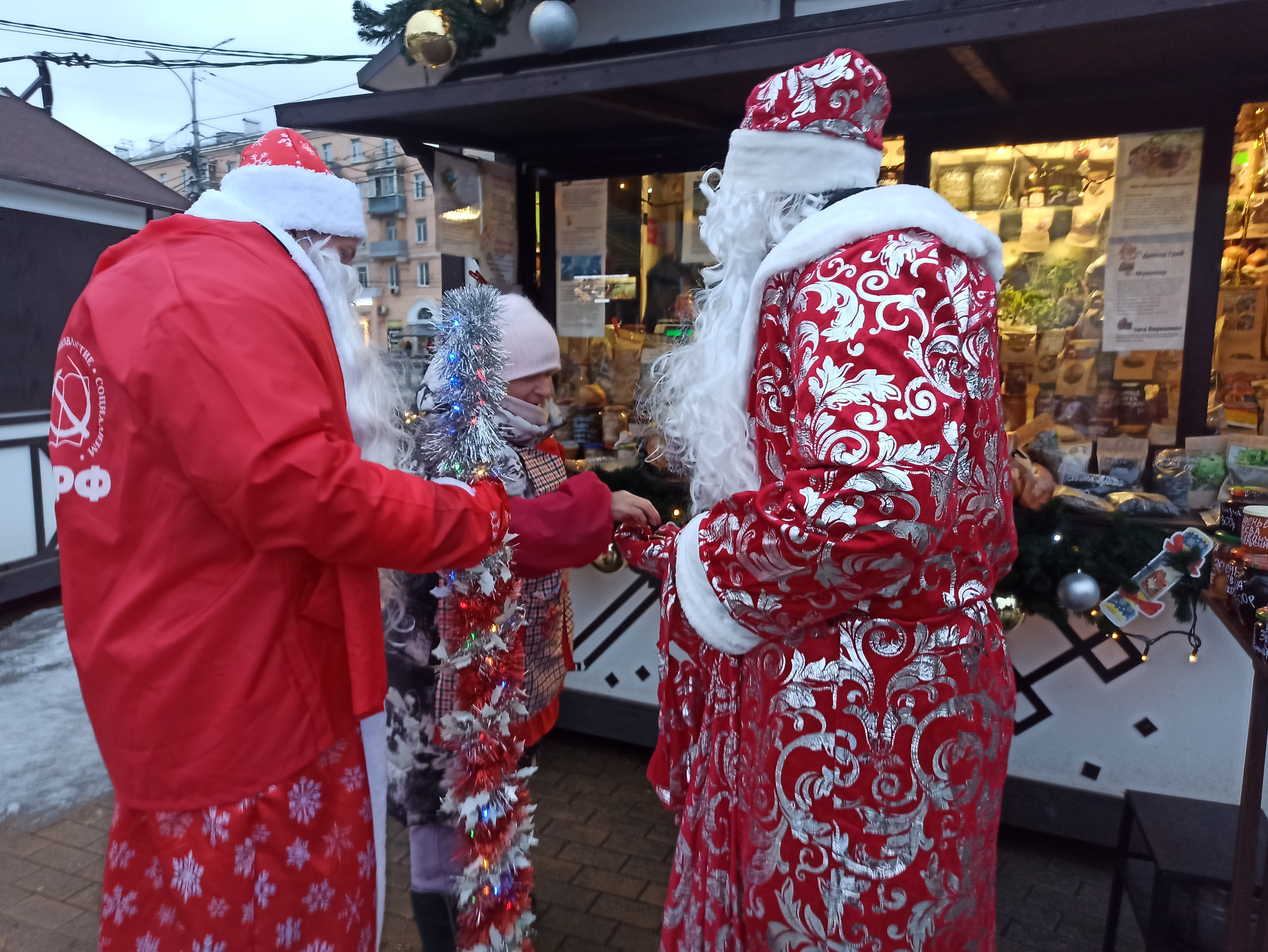 Красный Дед Мороз на улицах Рязани
