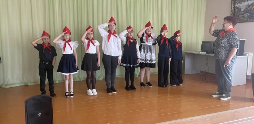 Красный галстук-символ дружбы, справедливости и любви к Родине.