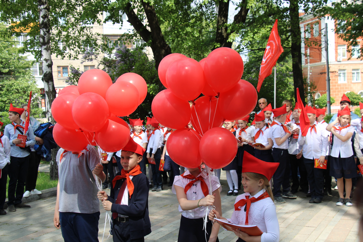 100 лет Рязанской пионерии: более чем 80-ти юным рязанцам  повязали красные галстуки 19 мая