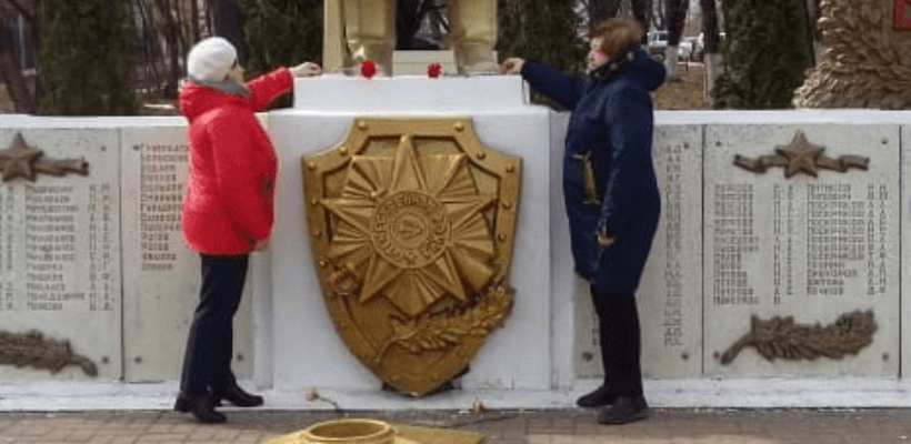 В день Космонавтики Клепиковские коммунисты возложили цветы к памятнику "Солдата-Освободителя" в г.Спас-Клепики