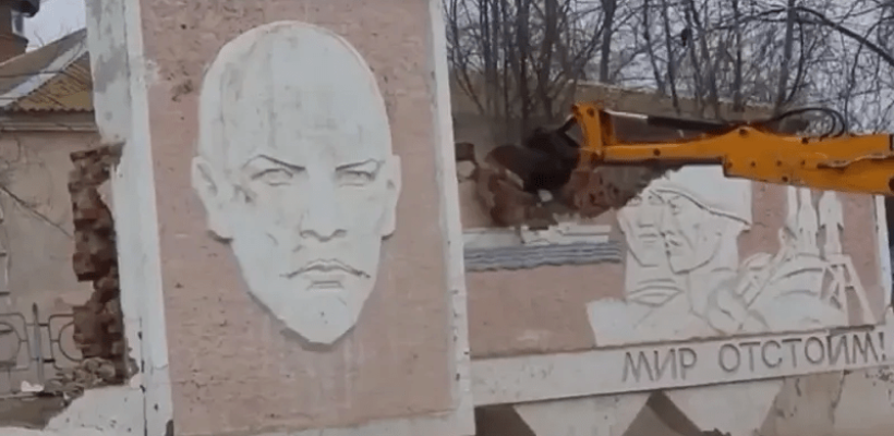 В РФ уничтожен памятник Ленину с надписью: «Мир отстоим!»