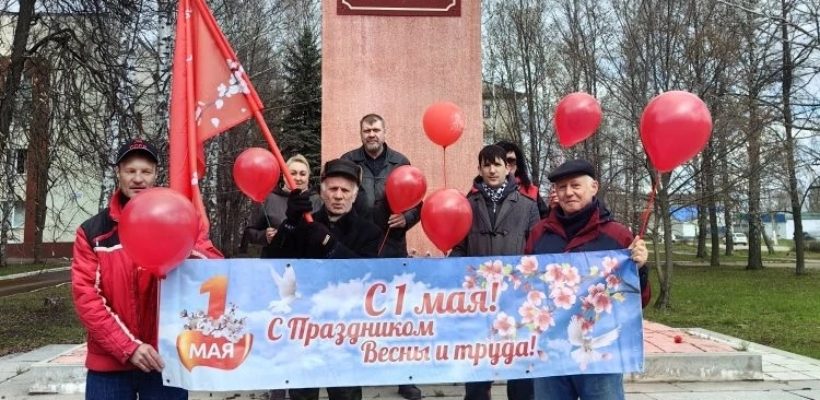 Кораблинские коммунисты встретили Первомай возложением цветов к памятнику В.И. Ленину