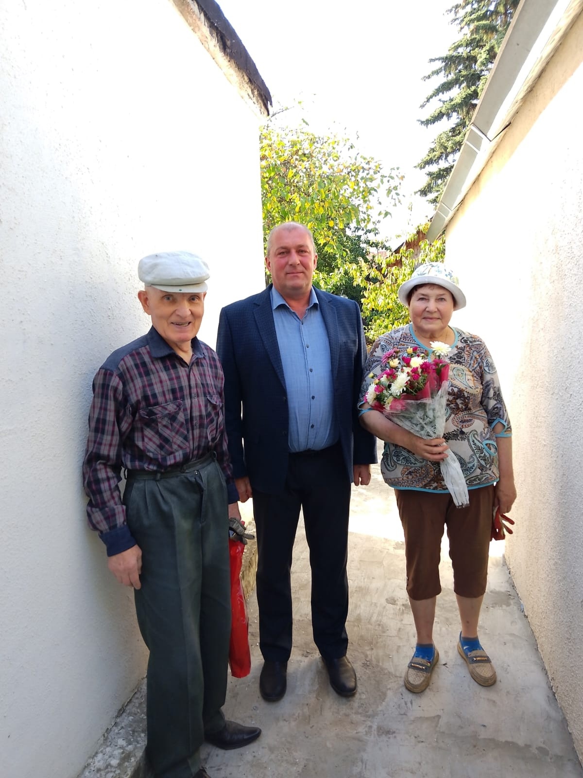 Сасовские коммунисты поздравили с международным днём пожилого человека семью Почетного гражданина г. Сасово
