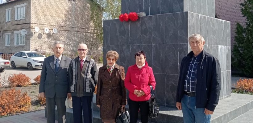 Ухловские коммунисты возложили цветы к памятнику В.И. Ленина в его день рождения