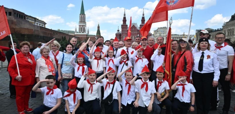 Рязанских ребят и девчонок приняли в пионеры на Красной площади в Москве