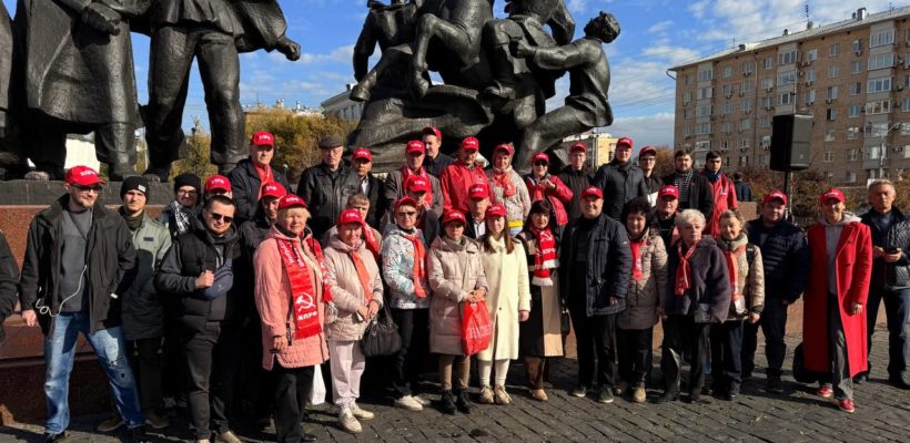 Рязанская делегация приняла участие в митинге и шествии КПРФ в память о защитниках Дома Советов