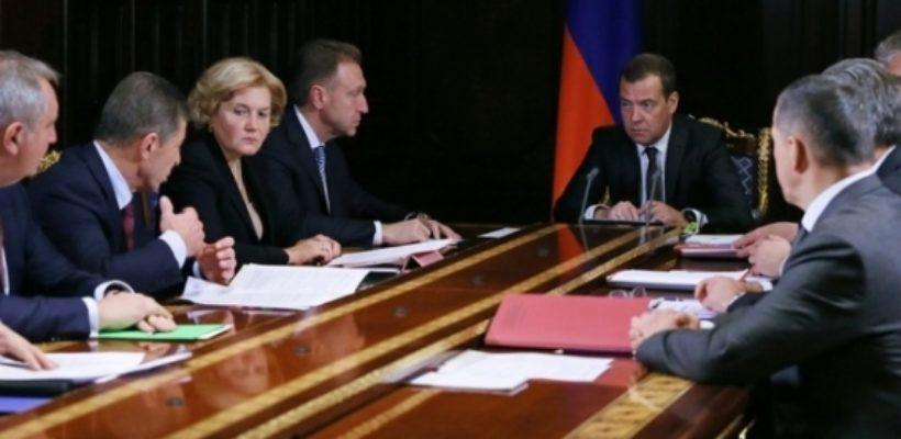 «Правительство Медведева продолжает убивать страну»: политолог сравнил реформы Кабмина с нашествием Гитлера