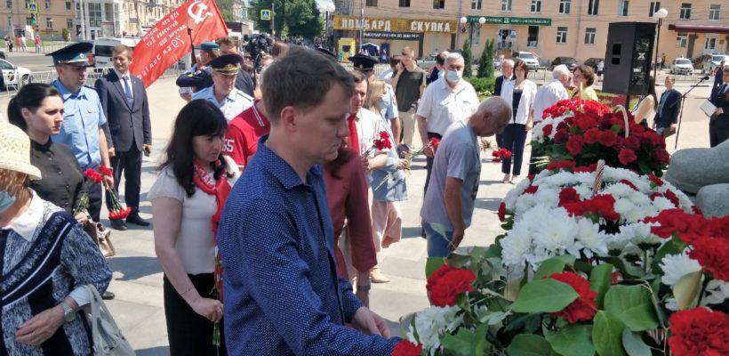 В День памяти и скорби коммунисты Рязани возложили цветы к Вечному огню