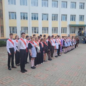 Рязанские коммунисты поздравили выпускников с последним звонком 2023 года