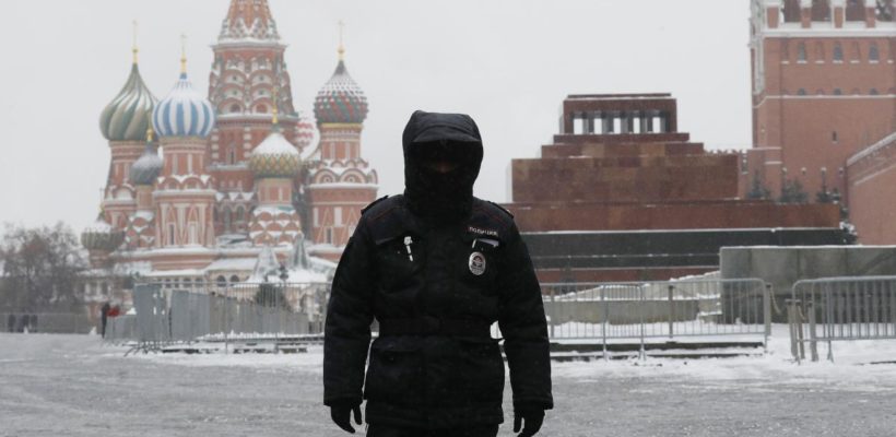 Кремль заявил об отсутствии в России репрессий: Просто «задержано больше, чем могут обработать изоляторы»