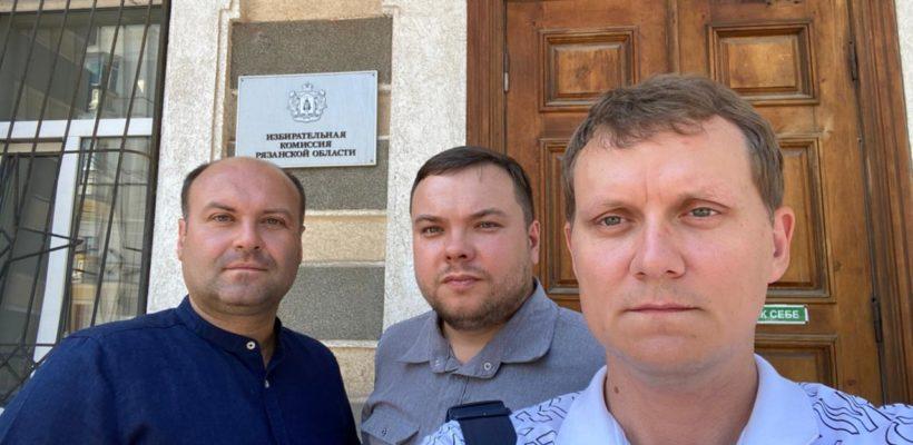 Кандидат в Госдуму от КПРФ Евгений Морозов сдал документы в избирательную комиссию