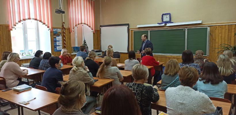 Денис Сидоров поздравил коллектив 6-й школы с Новым Годом