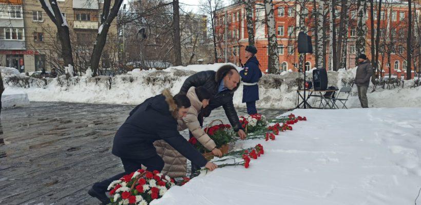 Депутаты коммунисты возложили цветы к памятнику Федора Андриановича Полетаева