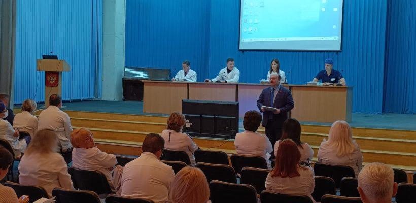Денис Сидоров наградил грамотой облдумы заведующего хирургическим отделением ОКБ