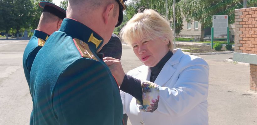 Секретари обкома КПРФ вручили награды военнослужащим